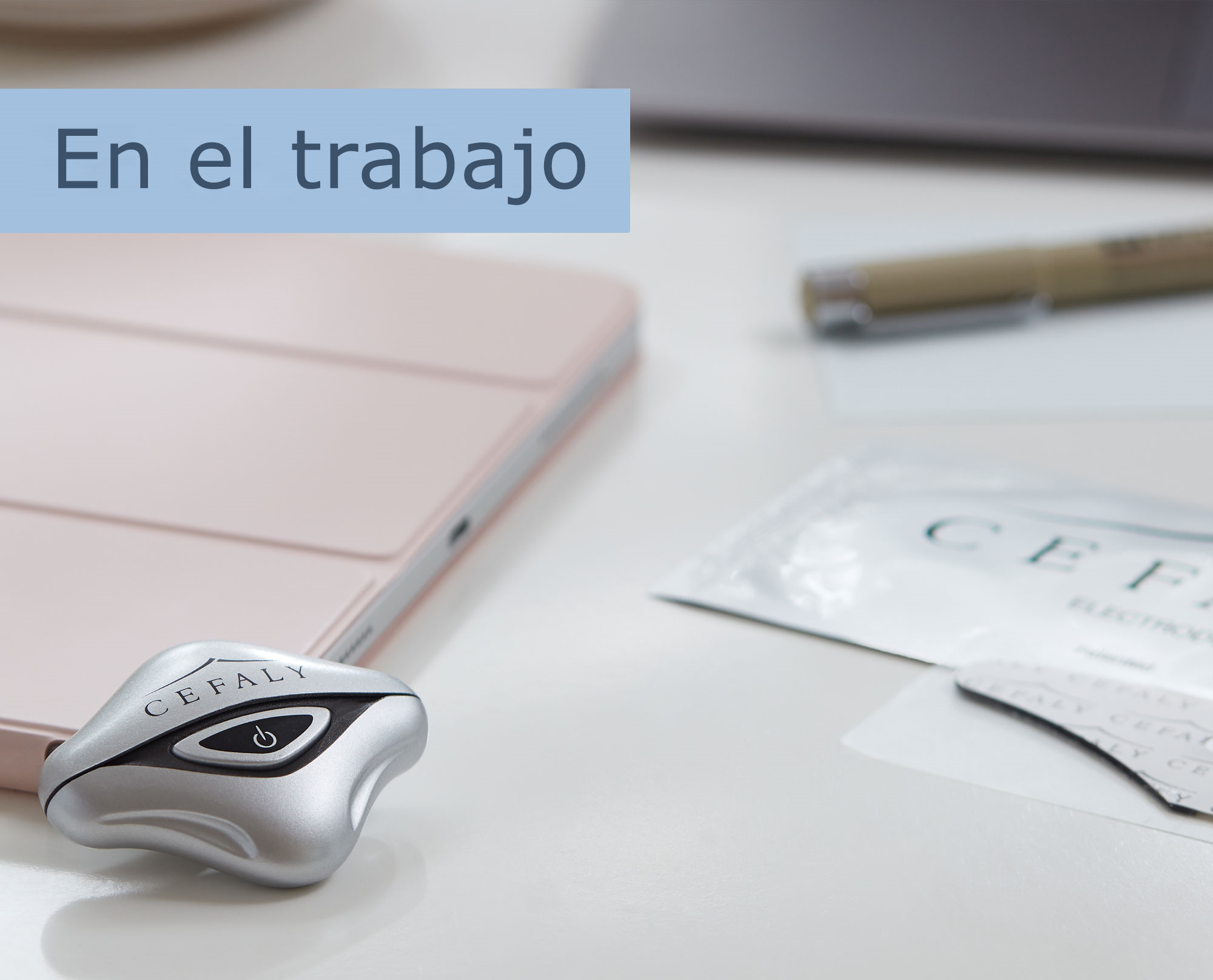 Dispositivo CEFALY para el tratamiento y la prevención de migrañas con electrodo apoyado en un escritorio